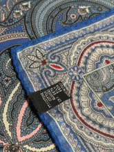 Charger l&#39;image dans la galerie, Pochette bleue à motif paisley en coton et soie Made in Italy

