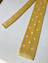 Charger l&#39;image dans la galerie, Cravate vintage jaune à pois en tricot de soie
