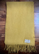 Lade das Bild in den Galerie-Viewer, Prochownick écharpe jaune vintage en pure laine
