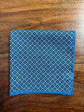 Charger l&#39;image dans la galerie, Pochette bleue à motif géométrique en lin et coton Made in Italy
