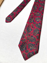 Charger l'image dans la galerie, Duo de cravates vintage en soie Jacques fath / Charlot
