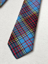 Charger l'image dans la galerie, Cravate bleue tartan en laine vierge Made in Scotland
