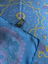 Lade das Bild in den Galerie-Viewer, Pochette de costume paisley vintage en soie Made in Italy
