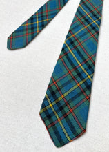 Charger l'image dans la galerie, Cravate verte tartan en laine vierge Made in Scotland
