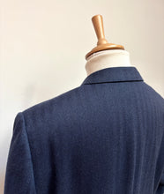 Carica l'immagine nel visualizzatore di Gallery, Blazer in lana a spina di pesce blu British House X Robert Noble 50
