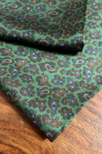 Charger l'image dans la galerie, Pochette paisley vintage verte en soie Made in Italy
