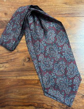 Charger l'image dans la galerie, Cravate ascot vintage bordeaux en soie à motif floral
