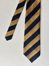 Charger l&#39;image dans la galerie, Burberrys&#39; cravate club vintage Made in England
