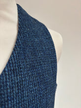 Afbeelding in Gallery-weergave laden, Harris Tweed gilet tweed bleu en pure laine vierge 52
