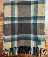 Afbeelding in Gallery-weergave laden, Berteil écharpe à carreaux en laine d&#39;agneau Made in Scotland
