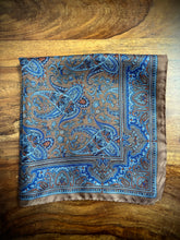 Charger l'image dans la galerie, Pochette de costume marron paisley en soie Made in Italy
