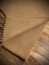 Načíst obrázek do prohlížeče Galerie, Šála Mackintosh Camel z čisté panenské vlny, vyrobená ve Skotsku
