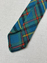 Charger l'image dans la galerie, Cravate verte tartan en laine vierge Made in Scotland
