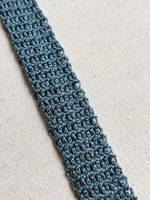 Charger l&#39;image dans la galerie, Holliday &amp; Brown Ltd cravate bleue vintage en tricot de soie Made in England
