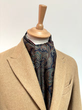 Lade das Bild in den Galerie-Viewer, Vivax by Sambrook Witting écharpe vintage double face à motif floral en laine et soie Made in England
