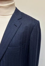 Carica l'immagine nel visualizzatore di Gallery, Blazer in lana a spina di pesce blu British House X Robert Noble 50
