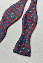 Charger l&#39;image dans la galerie, Madelios noeud papillon vintage paisley bleu en soie
