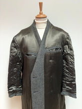 Charger l'image dans la galerie, Pardessus croisé gris vintage de 1957 en laine Made in France
