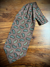 Lade das Bild in den Galerie-Viewer, Cravate ascot vintage rose à motif paisley Made in Italy
