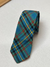 Charger l'image dans la galerie, Cravate verte tartan en laine vierge Made in Scotland
