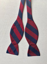 Afbeelding in Gallery-weergave laden, Noeud papillon club bleu et rouge en soie Made in France
