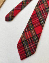 Charger l&#39;image dans la galerie, John Hanly cravate tartan rouge en pure laine vierge
