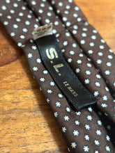 Charger l'image dans la galerie, Cravate ascot marron en soie vintage à motif géométrique Made in Italy
