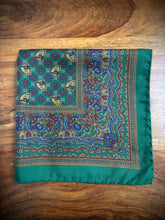 Cargar imagen en el visor de la galería, Pochette verte vintage en soie à motif floral équestre Made in Italy
