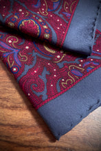 Afbeelding in Gallery-weergave laden, Pochette vintage en soie à motif floral Made in Italy
