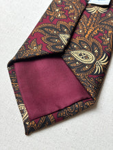 Načíst obrázek do prohlížeče Galerie, Norman Peal X Charles Hill cravate bordeaux à motif floral paisley Made in England
