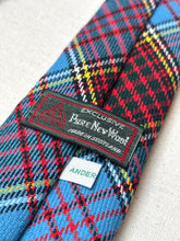 Charger l'image dans la galerie, Cravate bleue tartan en laine vierge Made in Scotland

