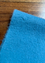 Charger l&#39;image dans la galerie, Old England Paris écharpe bleue en laine d&#39;agneau et angora Made in Scotland
