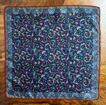 Charger l&#39;image dans la galerie, Trio de pochettes vintage en soie Made in Italy
