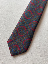 Charger l&#39;image dans la galerie, Vivax by Sambrook Witting cravate rouge vintage en soie Made in England
