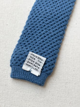 Charger l&#39;image dans la galerie, Cravate bleue tricot vintage 100% laine Made in Italy

