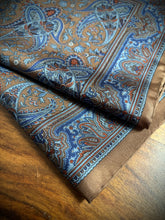 Charger l'image dans la galerie, Pochette de costume marron paisley en soie Made in Italy

