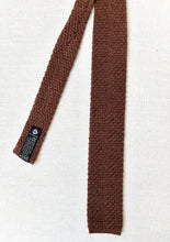 Lade das Bild in den Galerie-Viewer, Cravate tricot vintage marron noisette en alpaga mohair et laine Made in England
