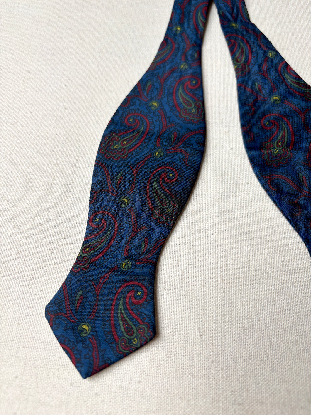 Alain Figaret Paris noeud papillon bleu en soie paisley