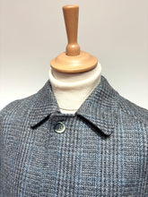 Charger l'image dans la galerie, Manteau vintage raglan Prince de Galles en pure laine vierge Made in France Taille 50/L
