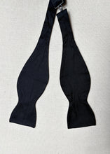 Afbeelding in Gallery-weergave laden, Alain Figaret Paris noeud papillon noir en soie Made in France

