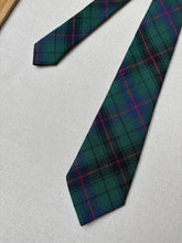 Charger l&#39;image dans la galerie, Cravate tartan Davidson en laine vierge Made in Scotland
