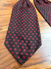 Load image into Gallery viewer, Cravate ascot vintage noire à motif géométrique Made in England
