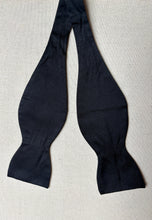 Afbeelding in Gallery-weergave laden, Alain Figaret Paris noeud papillon noir en soie Made in France
