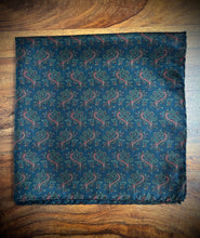 Load image into Gallery viewer, Pochette de costume paisley vintage en soie Made in Italy
