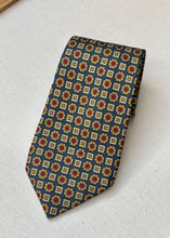 Charger l'image dans la galerie, British House cravate en soie à motif géométrique Made in France
