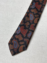 Lade das Bild in den Galerie-Viewer, Pierre Cardin cravate noire vintage paisley en soie Made in Italy
