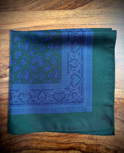 Charger l&#39;image dans la galerie, Pochette vintage verte paisley by Breuer en soie Made in France
