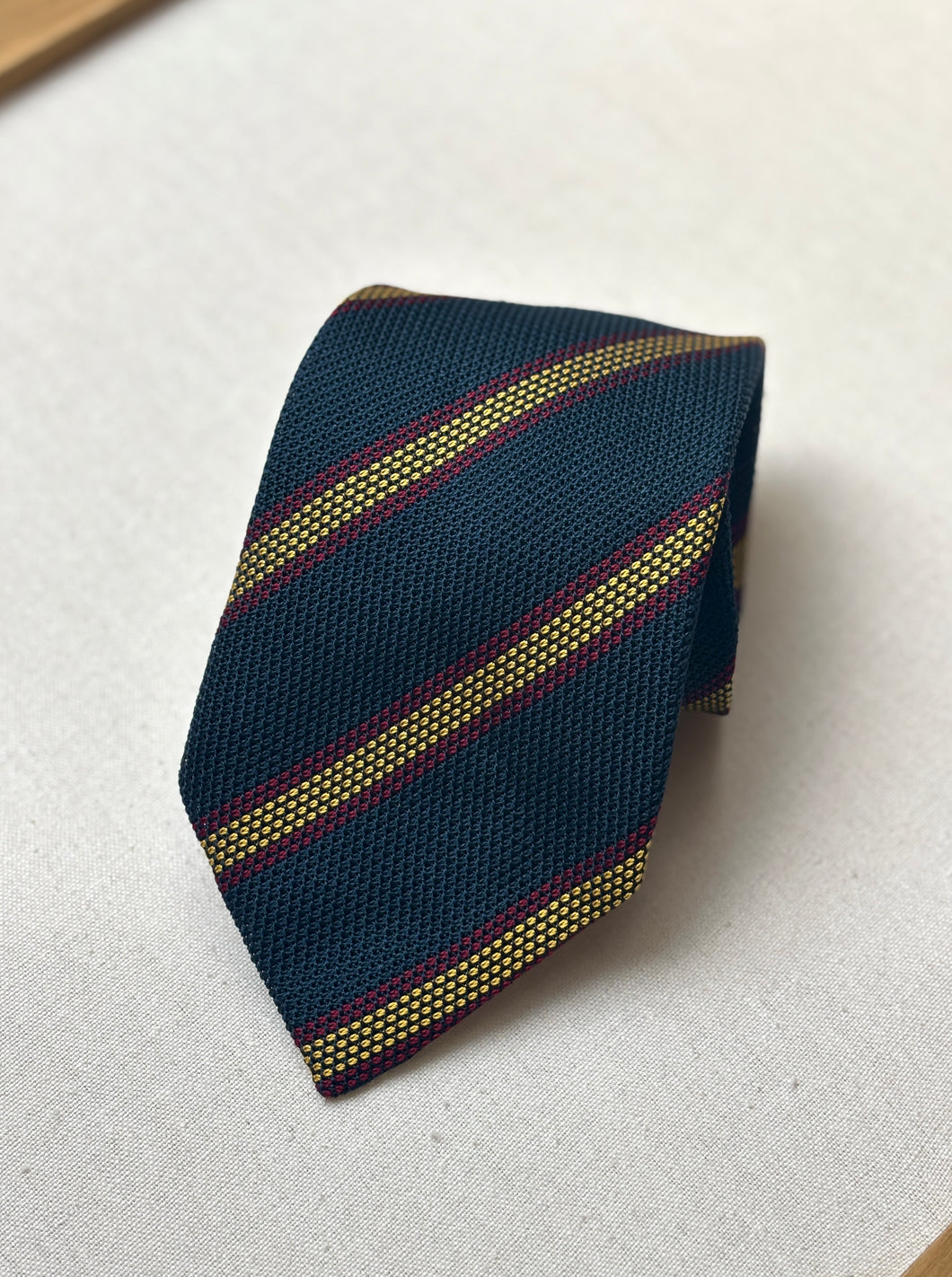 Camerucci cravate club vintage en grenadine de soie Made in Italy