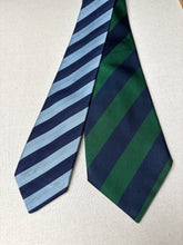 Lade das Bild in den Galerie-Viewer, Duo de cravates club vintage en soie Jacques Fath / Savile Row
