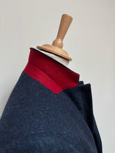 Afbeelding in Gallery-weergave laden, British House X Robert Noble blazer bleu à chevrons en laine 50
